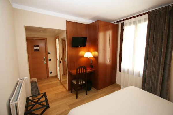 Hotel Pyrénées (Andorra la Vella)